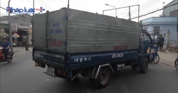 Bình Dương: Xe máy va chạm với ô tô, 1 người bị thương nặng