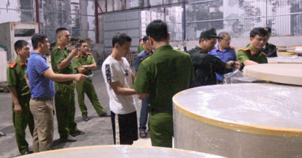 Quảng Ninh: Gia công thùng tôn hình "giấy cuộn" để xuất quặng lậu sang Trung Quốc