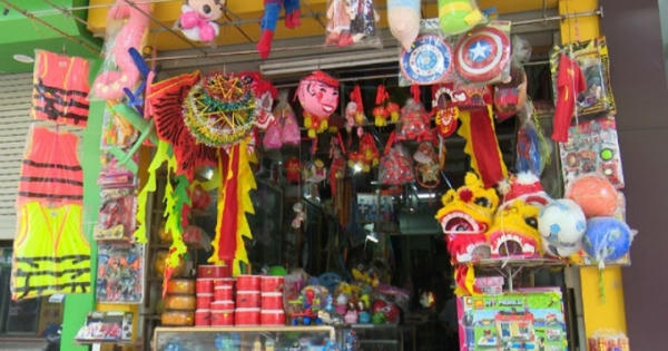 Đồ chơi truyền thống chiếm ưu thế thị trường Tết Trung thu Đồ chơi truyền thống chiếm ưu thế thị trường Tết Trung thu