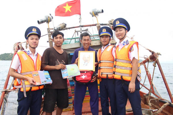 Bộ Tư lệnh Vùng Cảnh sát biển 4 đẩy mạnh tuyên truyền chống khai thác IUU