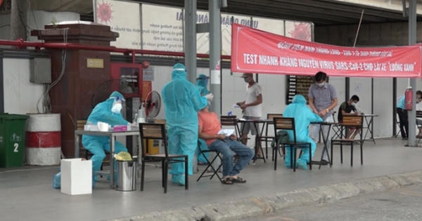 Tài xế xe "luồng xanh" phấn khởi khi Hà Nội test lưu động Covid-19