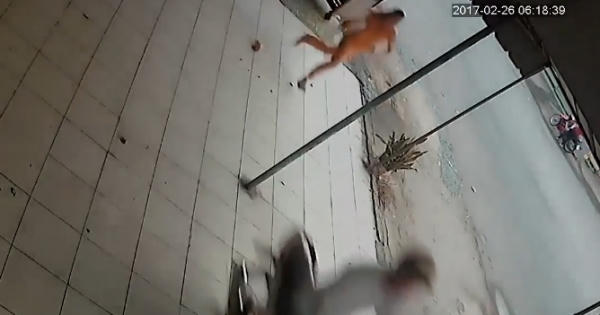 [Clip]: 2 thanh niên táo tợn vào nhà dân cướp xe máy rồi bỏ chạy