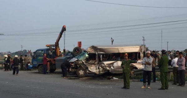 Nam Định: Tàu hoả tông ô tô 16 chỗ, 1 người chết, nhiều người bị thương