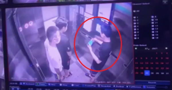 Video: Người đàn ông nhổ nước bọt vào khẩu trang rồi treo trong thang máy gây bức xúc
