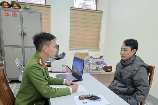 Dùng súng bắn chỉ thiên tại đám cưới, người đàn ông bị bắt tạm giam