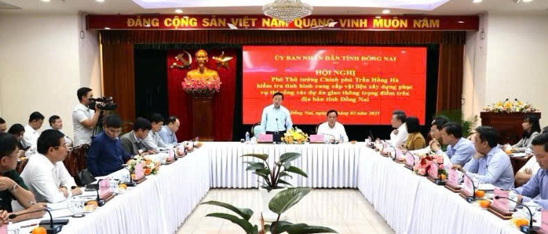 Phó Thủ tướng Trần Hồng Hà làm việc với các đơn vị thi công dự án trọng điểm phía Nam