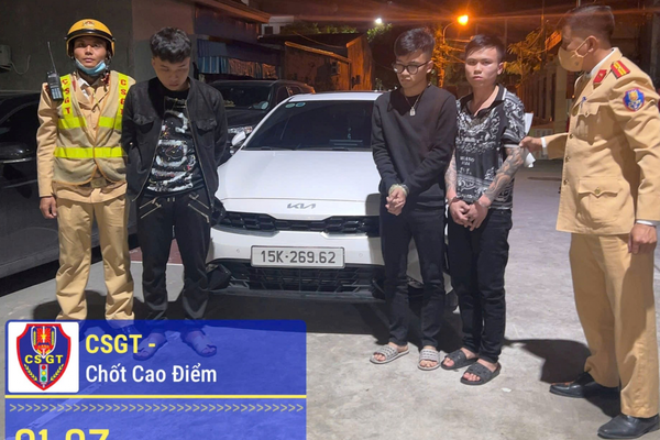 Ô tô bỏ chạy khi thấy chốt kiểm tra nồng độ cồn, CSGT truy đuổi phát hiện xe chở ma túy