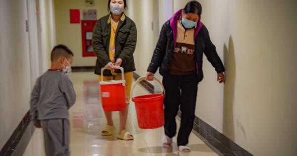 Cư dân bức xúc vì bị cắt nước khi dịch Covid-19 phức tạp