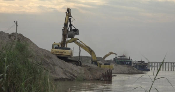 Hàng loạt bãi vật liệu xây dựng lộng hành trong mùa lũ ở Bắc Từ Liêm