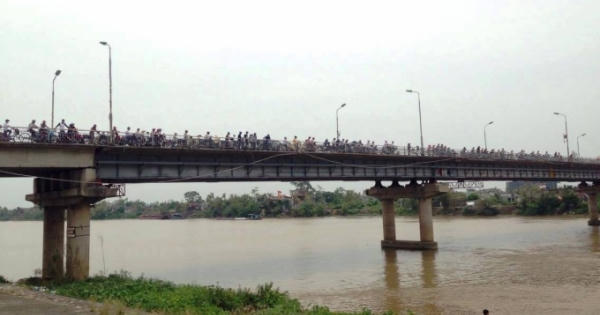 Nam Định: Đã tìm thấy thi thể người đàn ông để lại xe đạp gieo mình xuống sông tự vẫn