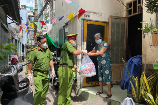 Nghĩa cử cao đẹp của lực lượng Công an TP HCM trong mùa dịch