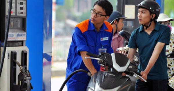 Giá xăng giảm chưa tới 100 đồng một lít Giá xăng giảm chưa tới 100 đồng một lít