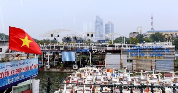 “Quên lệnh” di chuyển, bến tàu thủy Hồ Tây vẫn nằm ì