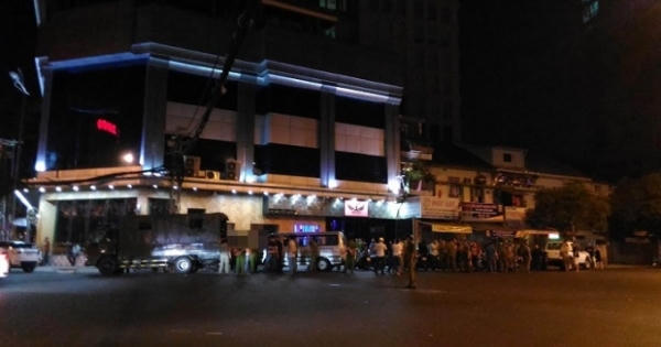 Độc quyền: Hàng trăm dân chơi bị kiểm tra tại Bar 212 Nguyễn Trãi