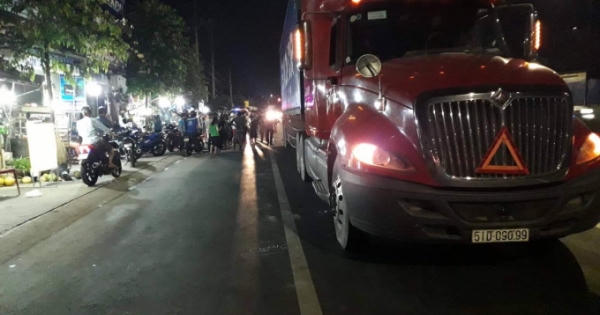 Bình Dương: Tông đuôi xe container, nam thanh niên tử vong tại chỗ