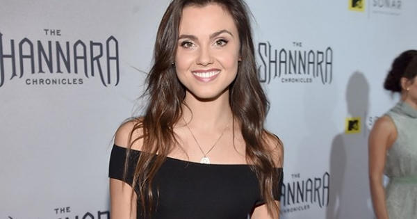 Nữ diễn viên xinh đẹp Poppy Drayton quyến rũ trong vai nàng tiên cá