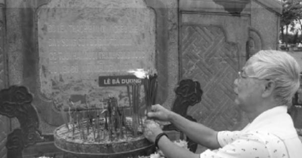 Có một người đàn ông mang rất nhiều hoa ra bờ sông Thạch Hãn…