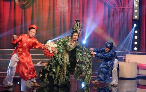 Bị co kéo trên sân khấu,Tú Sương phải dùng băng nẹp chân ở hậu trường