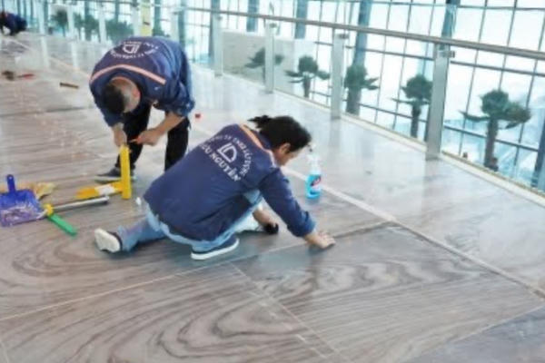 Nhà ga T3 sân bay Tân Sơn Nhất hết mái dột lại tới sàn lộ khe hở