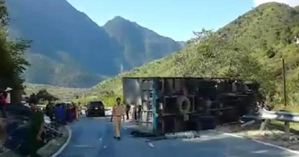 Lai Châu: Xe tải lật ngang quốc lộ 4D