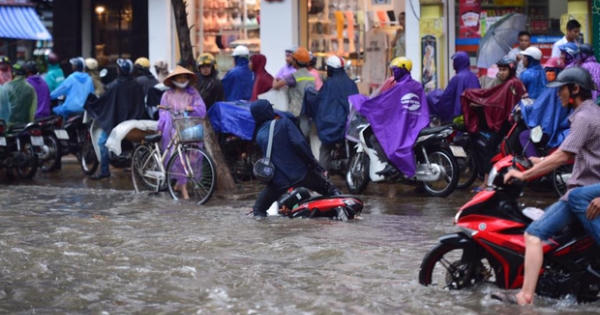 Chùm ảnh: Xe máy "đổ rạp" trước "sóng nước" ở đường Phạm Ngọc Thạch sau mưa