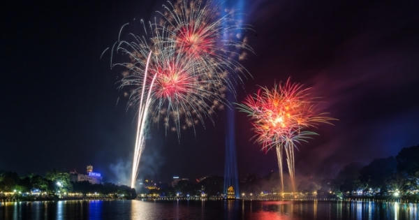 Lung linh sắc màu pháo hoa tại Hồ Gươm