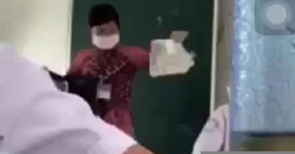 Thầy giáo tát học sinh, cô giáo thả sách vở xuống đất ngay trên bục giảng
