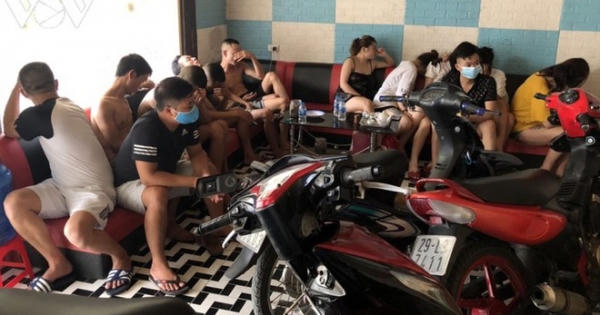 Hải Dương: Bắt quả tang 12 đối tượng tổ chức sử dụng ma túy trong quán karaoke giữa đại dịch Covid 19 Hải Dương: Bắt quả tang 12 đối tượng tổ chức sử dụng ma túy trong quán karaoke giữa đại dịch Covid 19