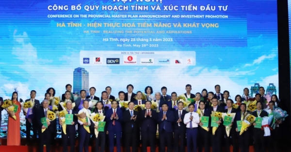 Hà Tĩnh: Trao quyết định chấp thuận chủ trương đầu tư cho 14 nhà đầu tư, tổng vốn đăng ký hơn 9.600 tỉ đồng. Hà Tĩnh: Trao quyết định chấp thuận chủ trương đầu tư cho 14 nhà đầu tư, tổng vốn đăng ký hơn 9.600 tỉ đồng.