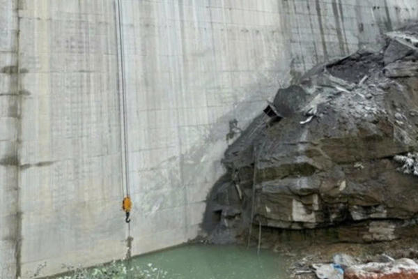Sập giàn giáo thi công công trình thuỷ điện Đăk Mi 1 khiến 5 người tử vong Sập giàn giáo thi công công trình thuỷ điện Đăk Mi 1 khiến 5 người tử vong
