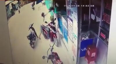 Tên cướp gí dao giật điện thoại của người phụ nữ trong vài giây