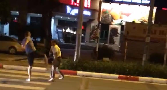 [Clip]: Tài xế "tung cước" vào người đàn ông vì không nhường đường