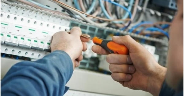 Sửa điện cho trung tâm điện máy ở Hà Tĩnh, một thợ điện bị điện giật tử vong