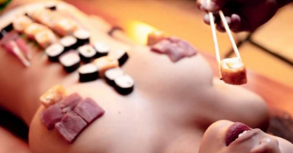 Nghệ thuật ẩm thực Nyotaimory thưởng thức trên cơ thể người phụ nữ