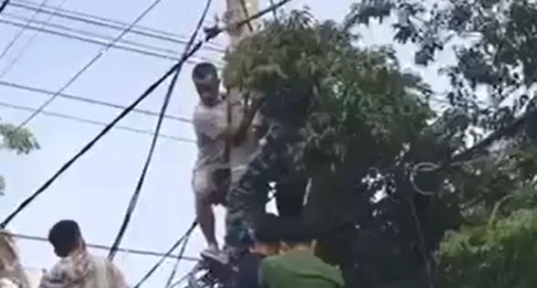 Người đàn ông bị điện cao thế phóng trúng treo lơ lửng trên cao