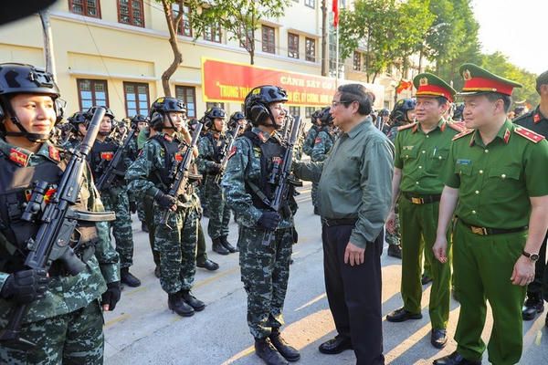 Thủ tướng kiểm tra, động viên lực lượng vũ trang chuẩn bị tham gia diễu binh, diễu hành Thủ tướng kiểm tra, động viên lực lượng vũ trang chuẩn bị tham gia diễu binh, diễu hành
