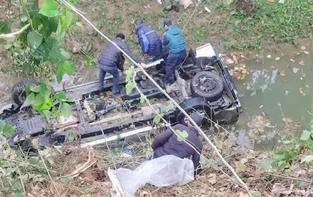 Lạng Sơn: Xe bán tải lao xuống vực, 3 thương vong