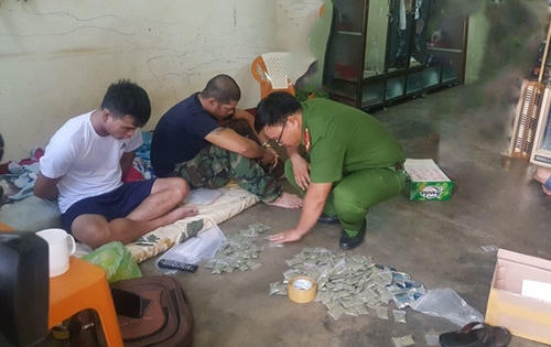 Đắk Lắk: Đột nhập bắt quả tang tụ điểm chuyên bán cỏ Mỹ