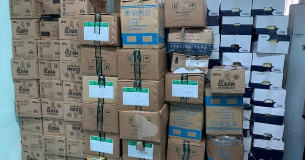 Hà Nội: Tịch thu lượng lớn khẩu trang và nước rửa tay nghi bị làm giả Hà Nội: Tịch thu lượng lớn khẩu trang và nước rửa tay nghi bị làm giả