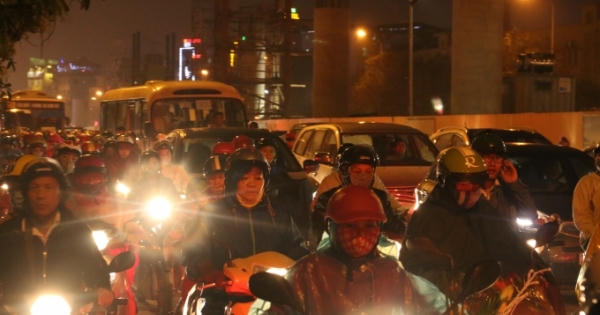 Đường Hồ Tùng Mậu kẹt cứng giờ cao điểm vì “lô cốt”