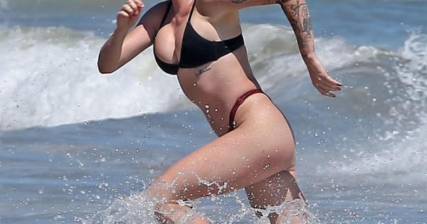 Mẫu 9x Ireland Baldwin 'thả thính' với bikini nhỏ xíu, siêu 'bốc lửa' ở biển