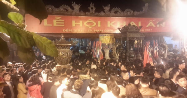 Ban tổ chức tiến hành phát ấn đền Trần vào 5h sáng ngày 11/2 Ban tổ chức tiến hành phát ấn đền Trần vào 5h sáng ngày 11/2