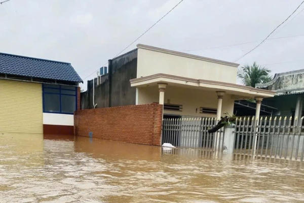 Mưa lớn kéo dài làm tê liệt nhiều tuyến đèo, hàng nghìn nhà dân ngập sâu ở Lâm Đồng