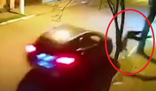 Clip: Kinh hoàng cảnh ô tô "húc" trực diện người đàn ông bắn lên vỉa hè, nằm bất động