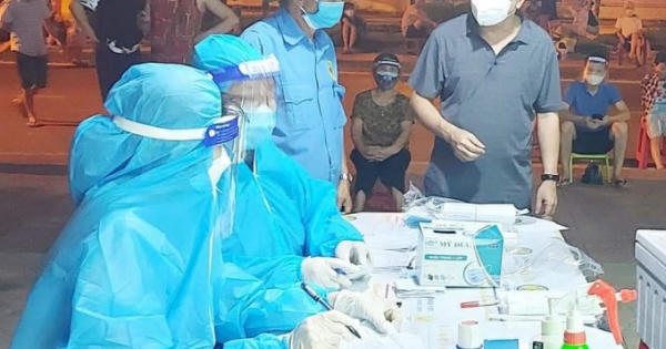 Nghệ An: Xuyên đêm lấy 30.000 mẫu xét nghiệm cho người dân TP Vinh