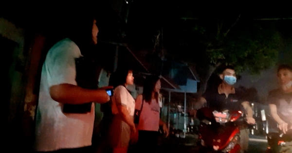 Hà Nội: "Phố đèn đỏ" nhộn nhịp giữa mùa dịch