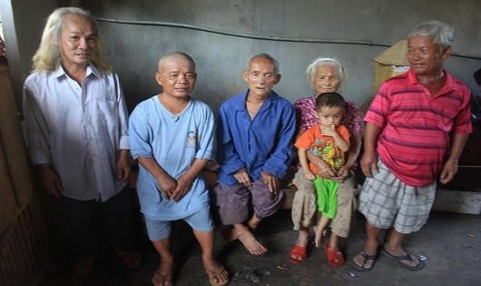 Chuyện về gia đình những chú lùn nghèo khó, nghĩa tình