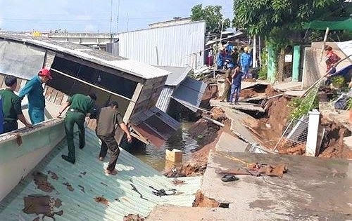Sạt lở nghiêm trọng bờ sông Nha Mân, 5 ngôi nhà bị sụt, chìm xuống nước