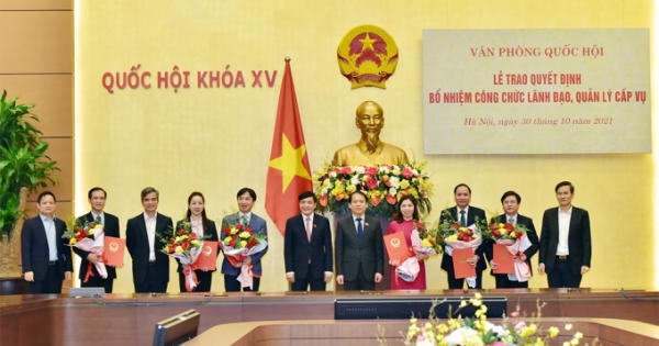 Văn phòng Quốc hội trao quyết định bổ nhiệm công chức lãnh đạo, quản lý cấp Vụ