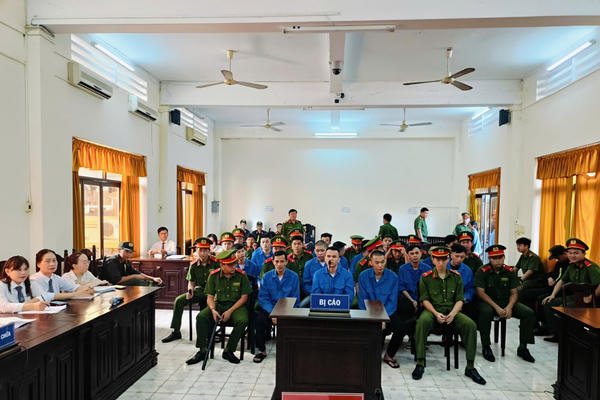 Hai trợ giúp viên pháp lý của một Trung tâm có được tham gia cho hai bên đối lập?
